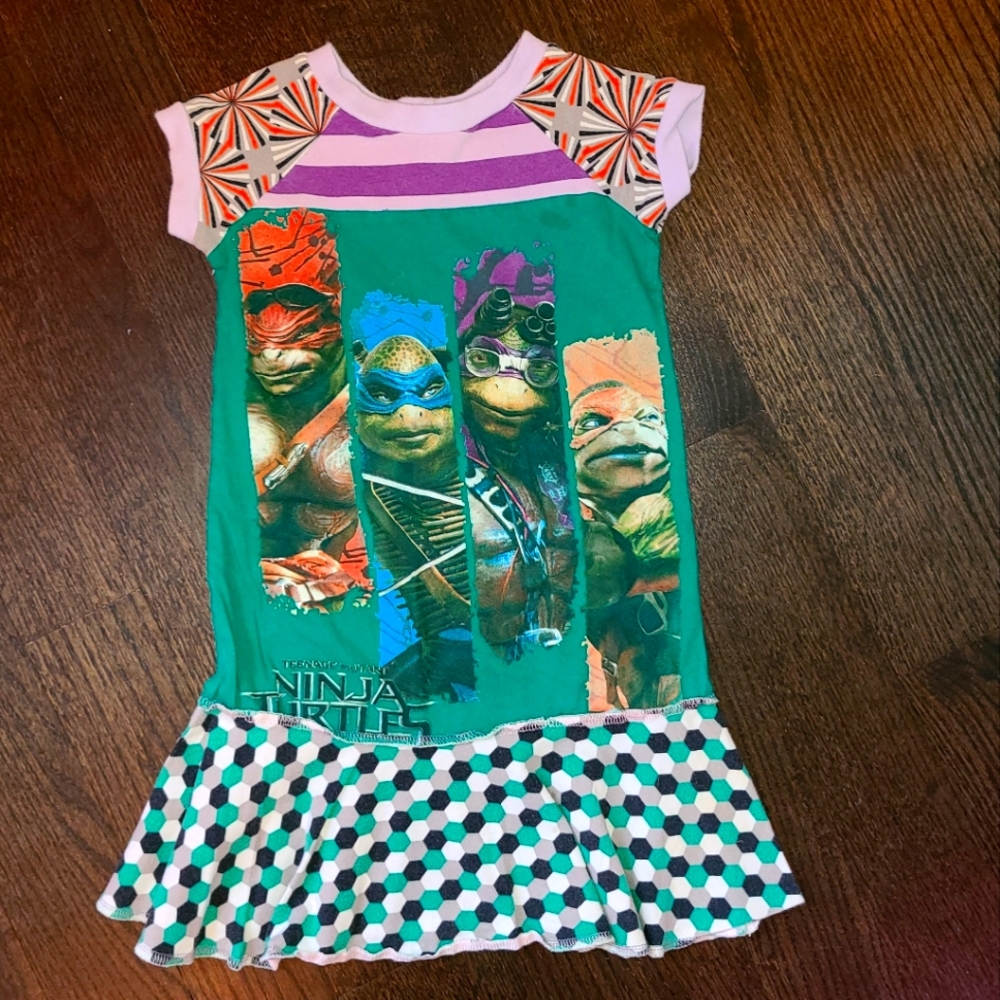 🥷🐢 Jen and Jac, upcycled t-shirt dress, size 4